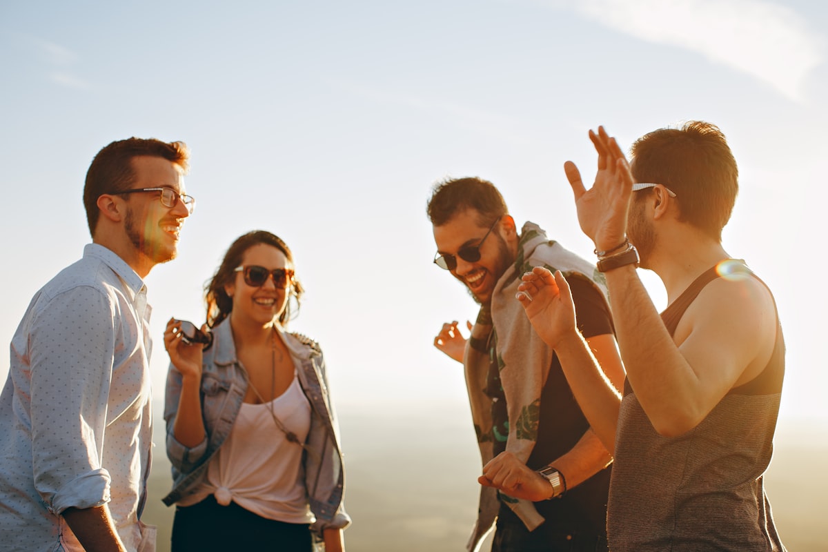Encuentro casual entre dos personas que se conocieron a través de una app de contactos verificados — contactos reales es — contactos reales españa